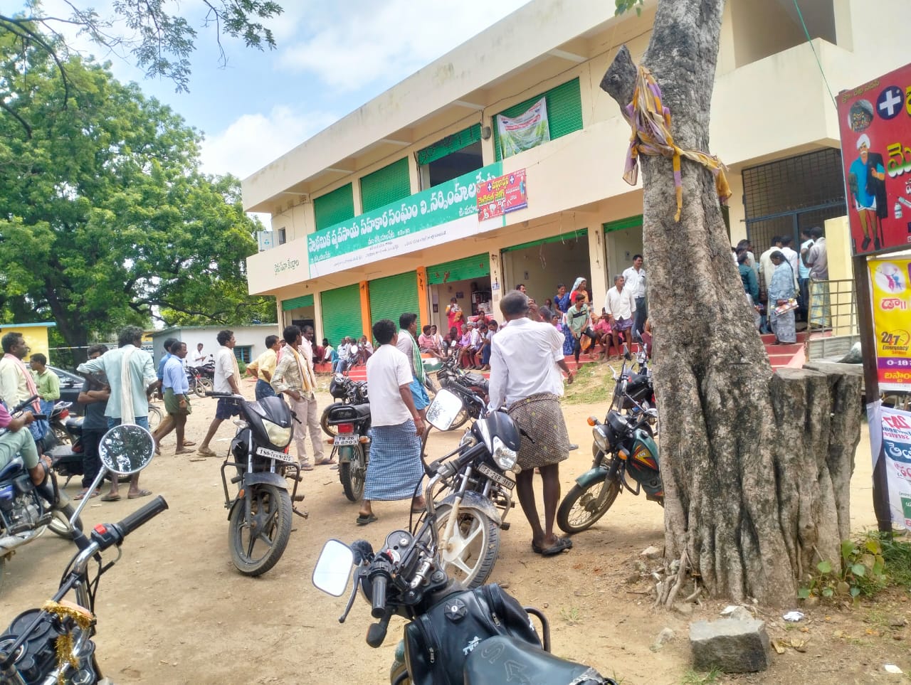 Telangana farmers struggule with urea shortage